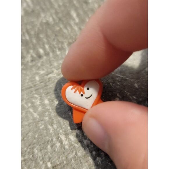 Miniature pink red heart easel doll accessory toy figure - Picture 2 of 3